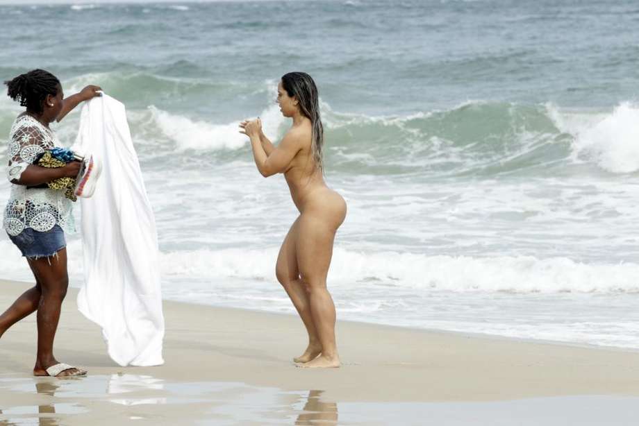 mulheres nudismo praia