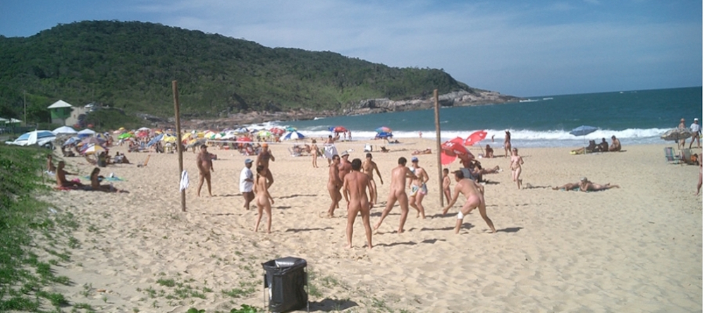 praia mulheres nudismo